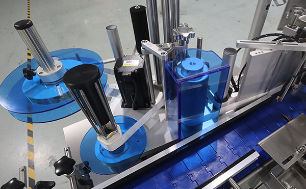 濾芯器貼標(biāo)機(jī),貼標(biāo)機(jī),圓瓶貼標(biāo)機(jī)